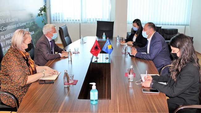 Ministri Liburn Aliu priti në takim ambasadorin e Republikës së Shqipërisë në Kosovë Qemal Minxhozi