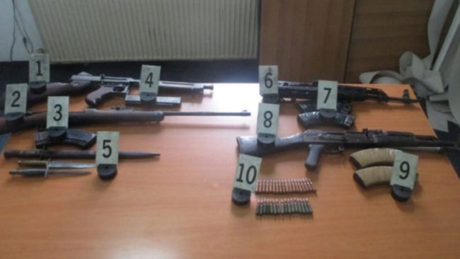 Policia e Kosovës ka konfiskuar armë dhe municion në Drobesh të Vitisë (FOTO)