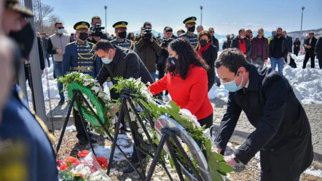 Kryeministri Kurti vuri kurora lulesh dhe bëri homazhe në varrezat e dëshmorëve në Koshare
