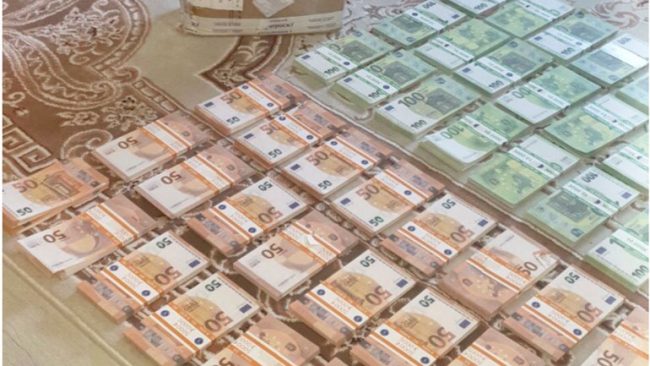 Policia sekuestron një shumë të madhe bankënotash që dyshohet të jenë të falsifikuara