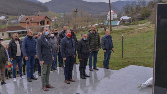 Fillon manifestimi “Lulëkuqet e Prillit”, kryetari Kastrati bën homazhe tek varrezat e lapidarët e dëshmorëve
