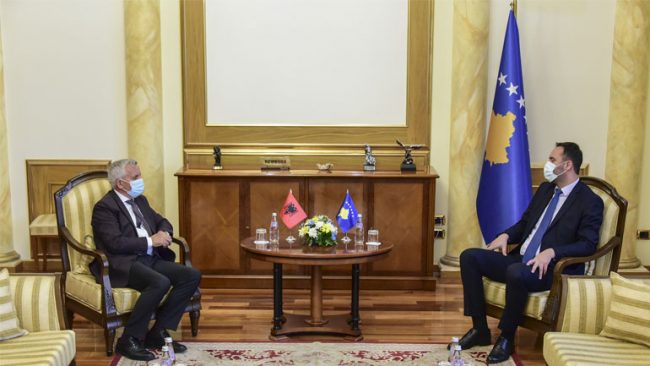 Kryeparlamentari Konjufca takoi ambasadorin e Shqipërisë në Kosovë, Qemal Minxhozi