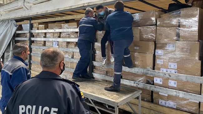 Arrestohen tre persona për përfshirje në kontrabandë me emigrantë dhe mallra