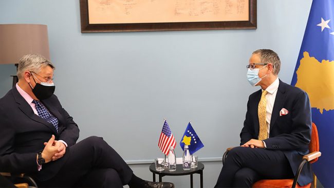 Ministri Vitia dhe Ambasadori Kosnett diskutojnë për situatën rreth COVID-19 dhe bashkëpunimin në shëndetësi