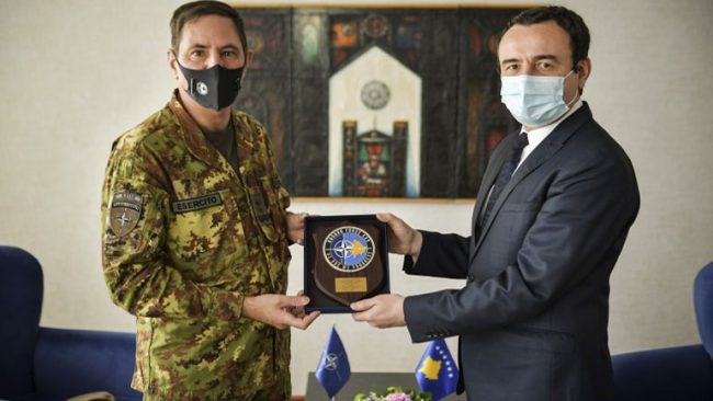 Kryeministri Albin Kurti priti në takim komandantin e KFOR-it, Gjeneral Major Franco Federici