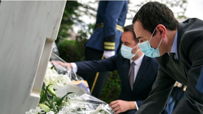Kryeministri Kurti bën nderime te Memoriali për të Pagjeturit: I mungojnë të ardhmes tonë