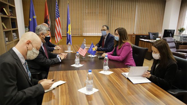 Ambasadori amerikan konfirmon mbështetjen për sektorin e arsimit