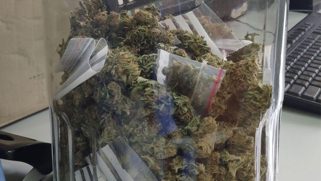 Policia kufitare arreston një të dyshuar dhe konfiskon një sasi substance të dyshuar narkotike