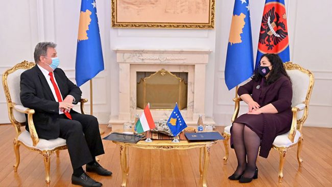 Presidentja Osmani priti në takim ambasadorin Bencze