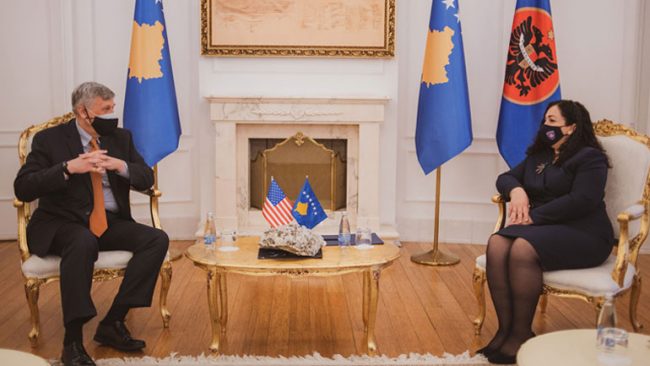 Presidentja Osmani takohet me ambasadorin Kosnett