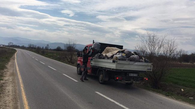 Largohen mbeturinat përgjatë rrugës Viti-Pozheran
