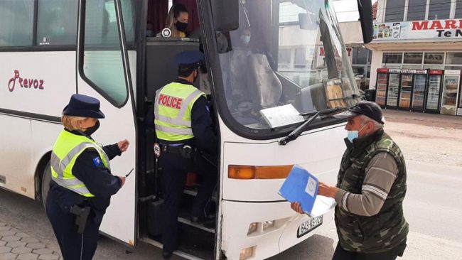 Policia kërkon nga qytetarët t’i respektojnë masat kundër pandemisë, vazhdon t’i gjobis ata që nuk po i respektojnë