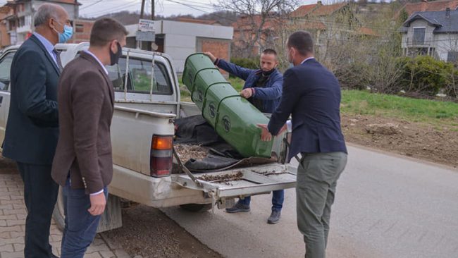 Komuna e Kamenicës dhuron 20 shporta për mbajtjen e ambientit të pastër në Lagjen Malësia
