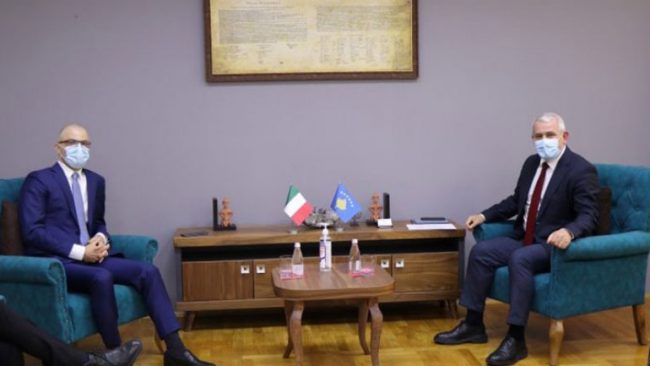 Ministri Sveçla takon ambasadorin italian, Nicola Orlando