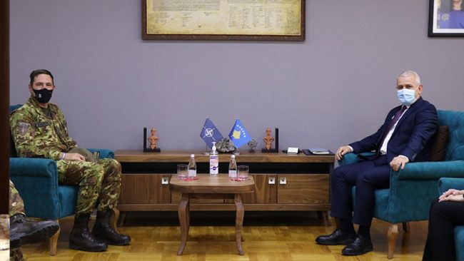 Ministri Sveçla priti në takim komandantin e KFOR-it, Gjeneral Majorin, Franco Federici