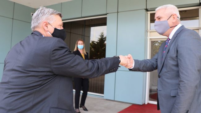 Ministri Xhelal Sveçla priti në takim ambasadorin amerikan në Kosovë, Philip Kosnett