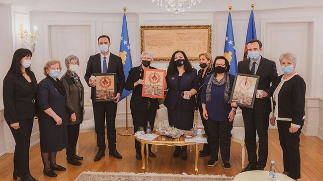 Presidentja, kryeministri e kryeparlamentari takojnë nënat e personave të pagjetur nga organizata “Thirrjet e Nënave”