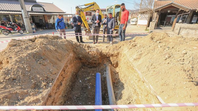 Po punohet në shtrirjen dhe kyçjen e ujësjellësit në fshatin Roganë