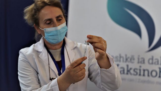 Vaksinohen mbi 700 profesionistë shëndetësor dhe nëpunës të institucioneve shëndetësore publike