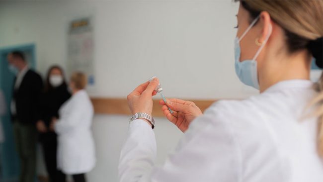 Shtabi i Krizave në Serbi: Rekomandohet doza e tretë e vaksinës për grupet e rrezikshme të njerëzve