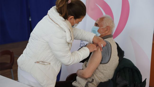 Mbi 4200 nëpunës të institucioneve shëndetësore kanë marrë dozën e parë të vaksinës kundër Covid-19