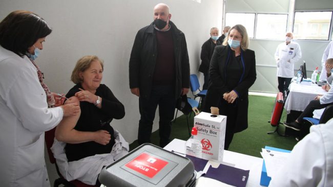 Ka filluar vaksinimi i punëtoreve shëndetësorë në QKMF-në e Vitisë