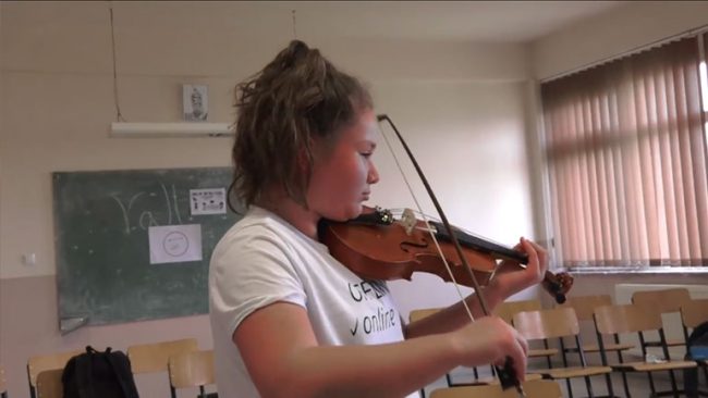 Dhjetë shkolla të Kamenicës pajisen me instrumente muzikore