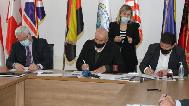 Nënshkruhet dokumenti nga i cili pritet sigurimi i ujit të pijshëm për 12 fshatrat e Vitisë