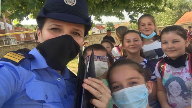 Filloristët  e shkollës “Vatra e Diturisë” informohen për punët që bëjnë policët