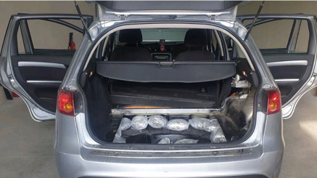 Arrestohet një i dyshuar, policia gjen rreth 30 kilogram marihuanë në bagazh të automjetit të tij