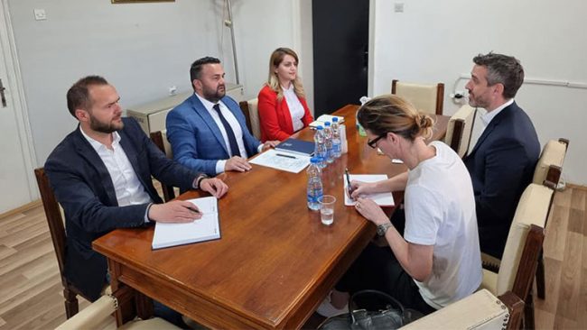 Ramadani dhe Mustafi takojnë këshilltarin politik të SHBA-së në Beograd