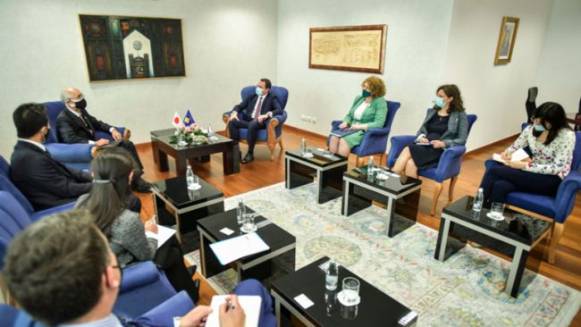 Kryeministri Kurti priti në takim ambasadorin jorezident të Japonisë për Kosovë, Mizutani Akira