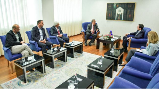 Kryeministri Kurti priti në takim përfaqësuesit e disa televizioneve lokale