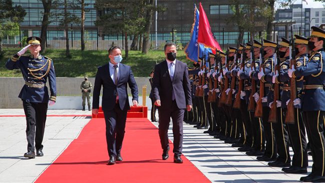 Ministri Mehaj priti në vizitë zyrtare ministrin e Mbrojtjes të Republikës së Shqipërisë, Niko Peleshi