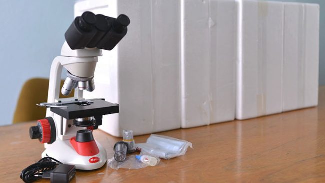 Komuna e Kamenicës pranon donacion disa mikroskopë për shkolla