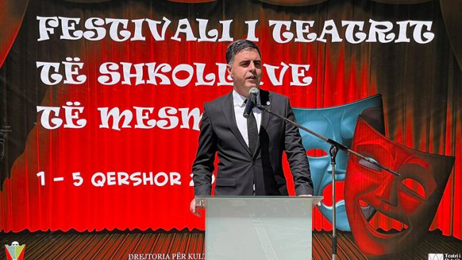 Me shfaqjen “Rebelët”, të martën nis Festivali i teatrit të shkollave të mesme
