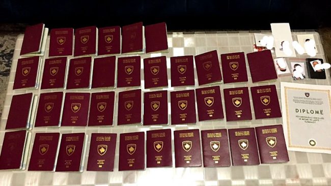 Policia kryen kontrolle nën dyshimin e kryerjes së veprave penale “kontrabanda me emigrantë” dhe “falsifikim i dokumenteve”