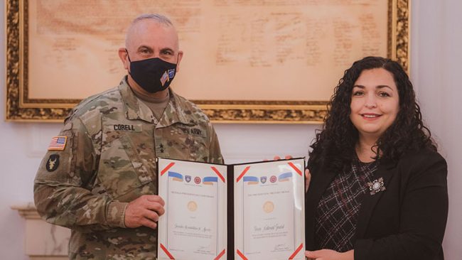 Presidentja Osmani dekoron Gardën Kombëtare të IOWA-s me Medaljen Presidenciale Ushtarake