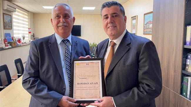 Haziri nderon me mirënjohje zyrtarin komunal, Ramadan Ajvazin, me rastin e pensionimit