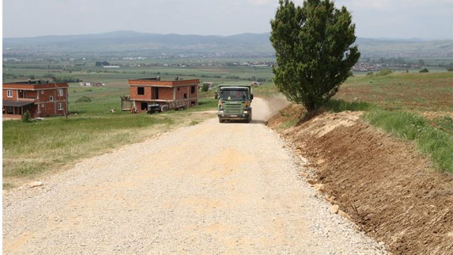 Në Lubishtë të Vitisë po rregullohen disa rrugë bujqësore