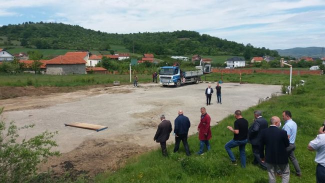 Kanë nisur punimet në rregullimin e rrethojës së shkollës “Kenan Halimi” në Skifteraj