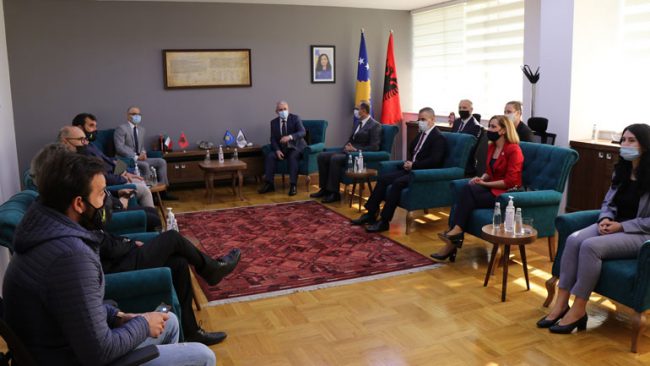 Ministri Sveçla priti në takim ekipet e tre shteteve që morën pjesë në konfiskimin e substancave narkotike në Lipjan