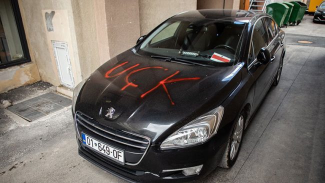 Aksioni i PSD-së: Në veturën e ministres Gërvalla shkruajnë mbishkrimin “UÇK”