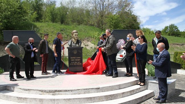 Në përvjetorin e rënies së dëshmorit Safet Rexhepi, zbulohet busti i tij në oborrin e shkollës në Zhiti