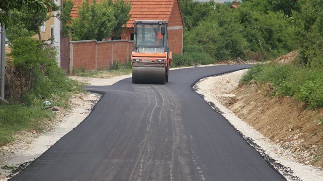 Asfaltohen dy rrugë në fshatin Goshicë