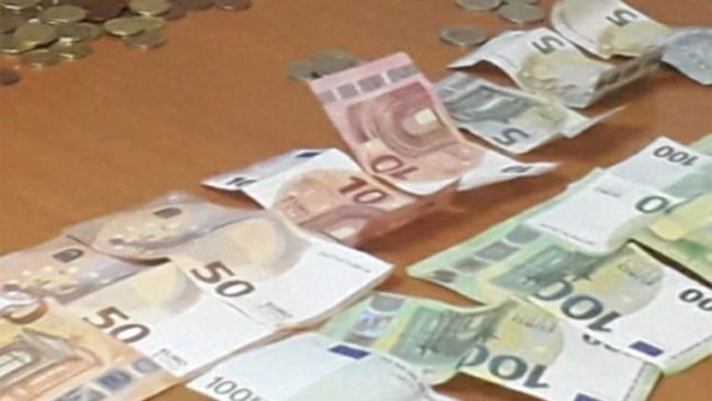 Lëmoshë kërkuesit: Policia ndalon një 83 vjeçar të cilit ia gjejnë në posedim 1150 euro