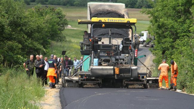 Po bëhet riasfaltimi dhe zgjerimi i rrugës alternative të Smirës
