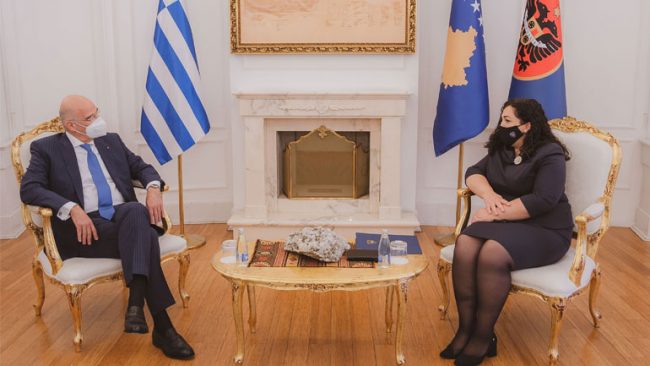 Presidentja Osmani priti në takim ministrin e Jashtëm të Greqisë, Nikos Dendias