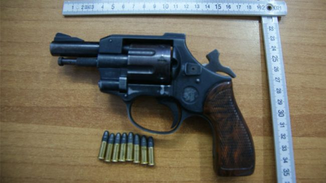 Policia bastisë një shtëpi, gjen dhe sekuestron një armë dhe narkotikë