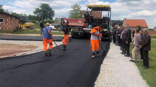 Asfaltohet një rrugë në fshatin Verban të Vitisë